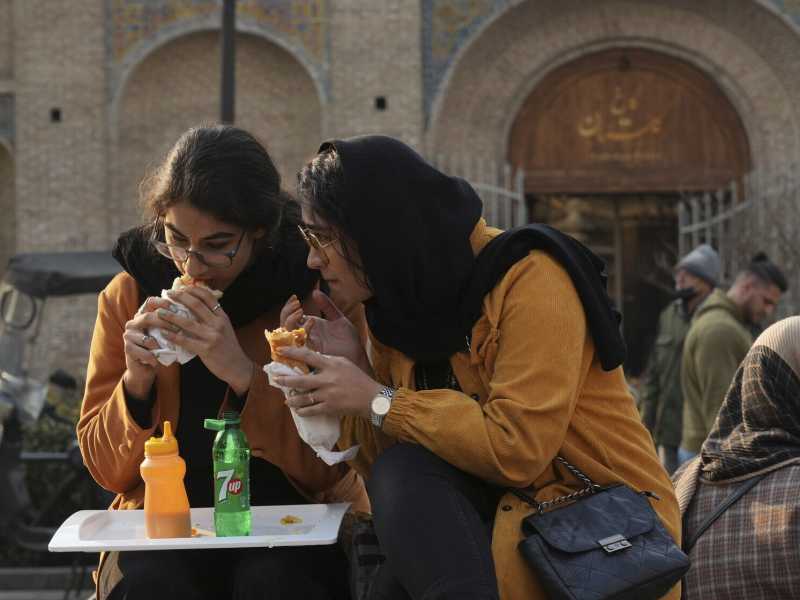 In Iran cambia il sistema di controllo delle ragazze: meno poliziotti e più tecnologia. La protesta si trasforma
