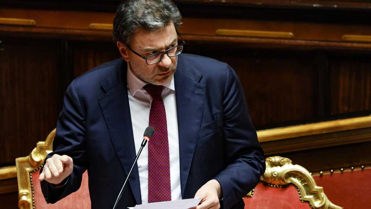 Immagine di Giorgetti vuole “un’azione choc” per sostenere la natalità: “Tasse diverse per single e famiglie”