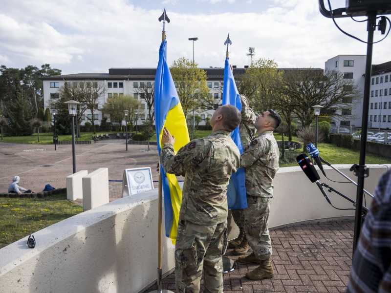 Soldati americani preparano le bandiere ucraine dopo una riunione del gruppo alla base aerea di Ramstein il 21 aprile 2023 (Foto di Thomas Lohnes/Getty Images)&nbsp;<br />