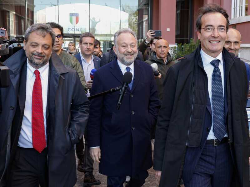 Il presidente della Juventus, Gianluca Ferrero (al centro) esce accompagnato dai suoi avvocati al termine della riunione del Collegio di garanzia presso il Coni (Ansa)<br />