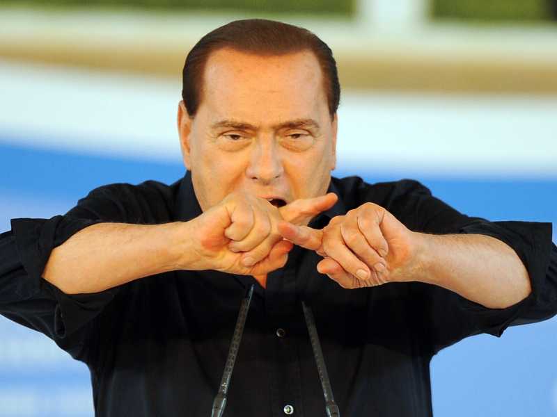 Silvio Berlusconi d&agrave; dei &ldquo;poveri comunisti&rdquo; ai contestatori durante un comizio nel 2009 (Ansa)&nbsp;<br />