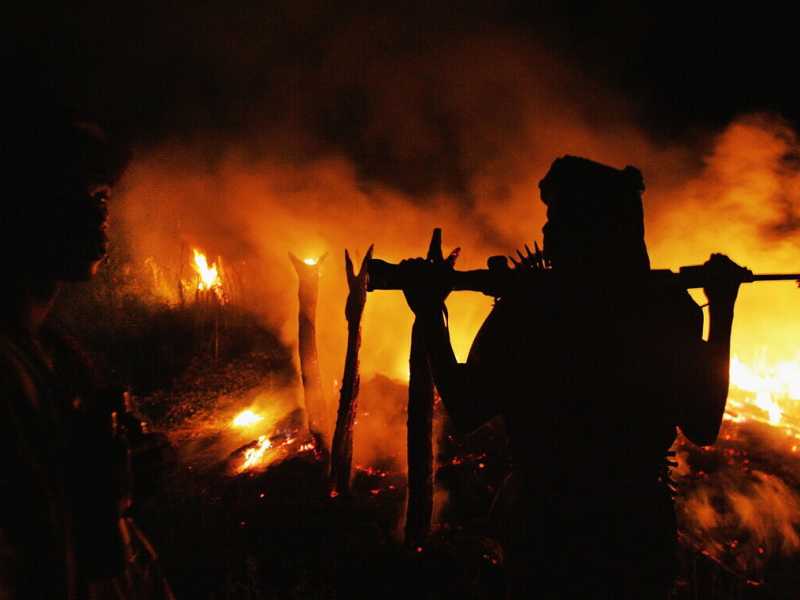 Un villaggio incendiato dai Janjaweed (Foto di Scott Nelson/Getty Images)<br />&nbsp;<br />
