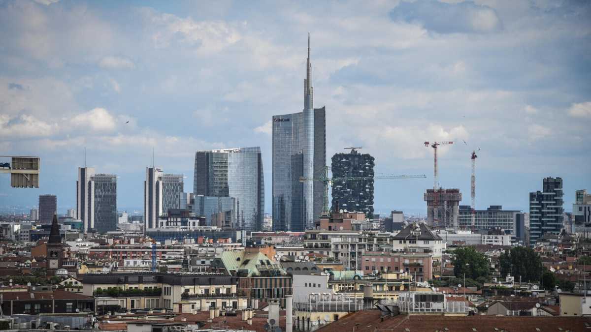 Immagine di Giù dalle torri: le banche svuotano e affittano, così cambia Milano
