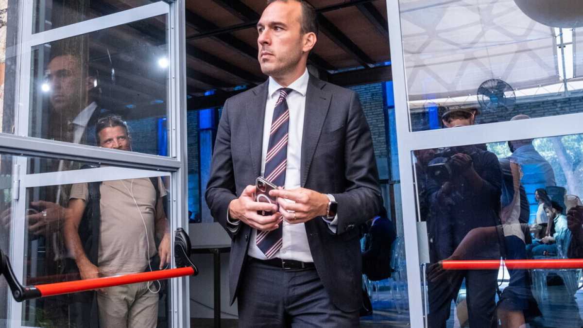 Immagine di L’ex M5s Manlio Di Stefano ha un contratto che non potrebbe avere