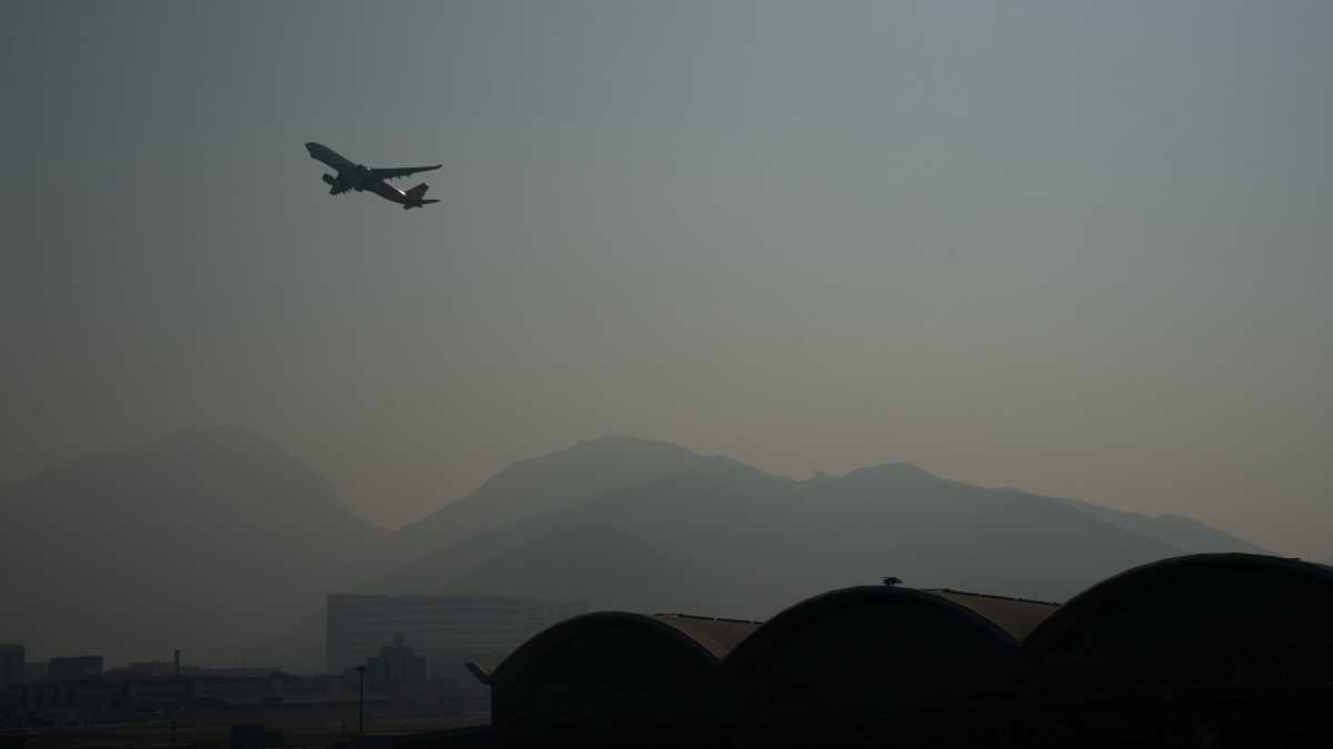 Immagine di Prendere un aereo ci libera da ogni paraocchi occidentale e rende più felici