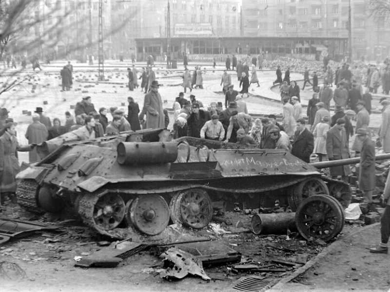 Un carro armato sovietico T-34/85 distrutto a Budapest durante la rivolta del 1956 (Wikipedia) <br />