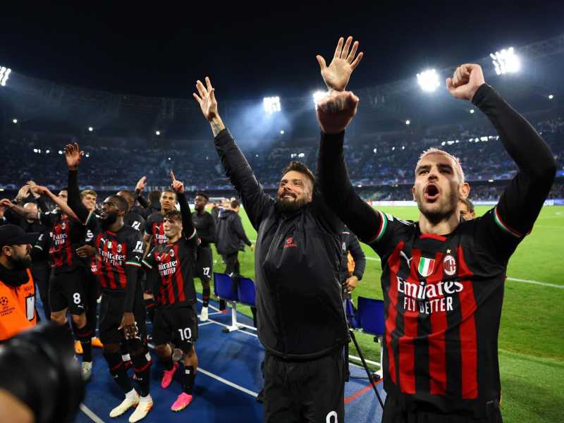 I giocatori del Milan esultano dopo il passaggio del turno (Lapresse)