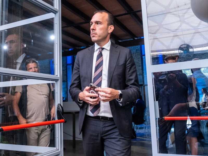 L’ex M5s Manlio Di Stefano ha un contratto che non potrebbe avere