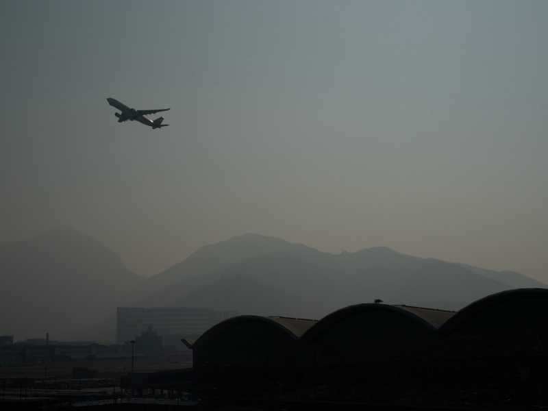 <span style="color: rgb(8, 8, 8); font-family: Lato, sans-serif; font-size: 14px;">Un aereo in partenza dall'aeroporto di Hong Kong (Anthony Kwan / Getty Images)</span>