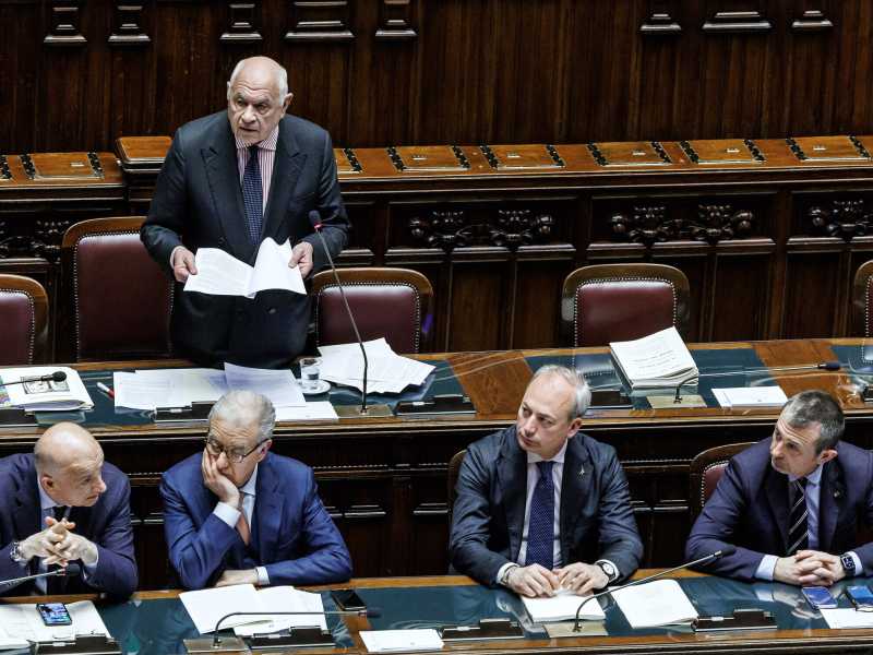 Uss chi? Distratti, ma per legge. Non svegliate i servizi segreti