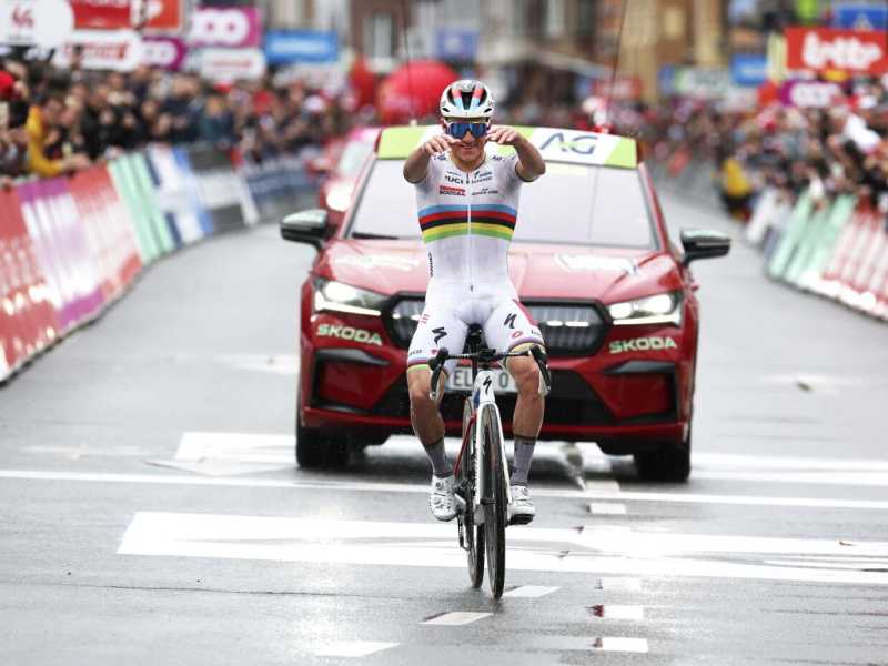 Remco Evenepoel sul traguardo della Liegi-Bastogne-Liegi (foto di Geert Vanden Wijngaert per Ap, via LaPresse)<br />