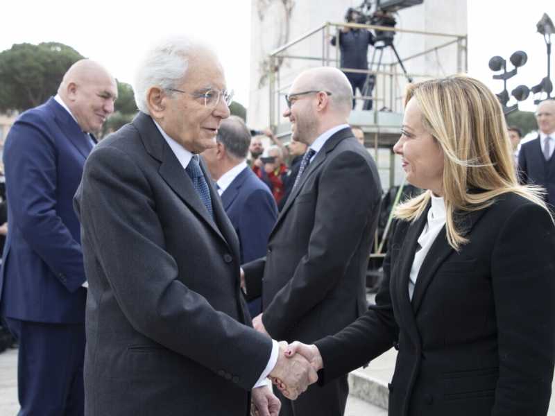 Sergio Mattarella saluta Giorgia Meloni sulla Tomba del Milite Ignoto, nel 78&deg; anniversario della Liberazione&nbsp;<br />