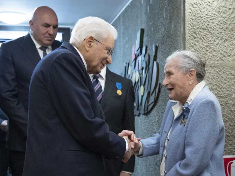 Paola Del Din assieme a Sergio Mattarella (Ansa)