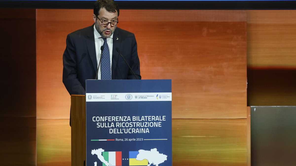 Immagine di Salvini disconosce Putin e fa il filo-ucraino. Meloni tira un sospiro e cerca Macron
