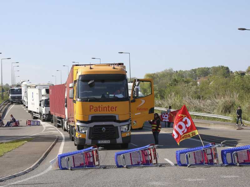 I dimostranti bloccano una strada di grande percorrenza a Bayonne (Lapresse)