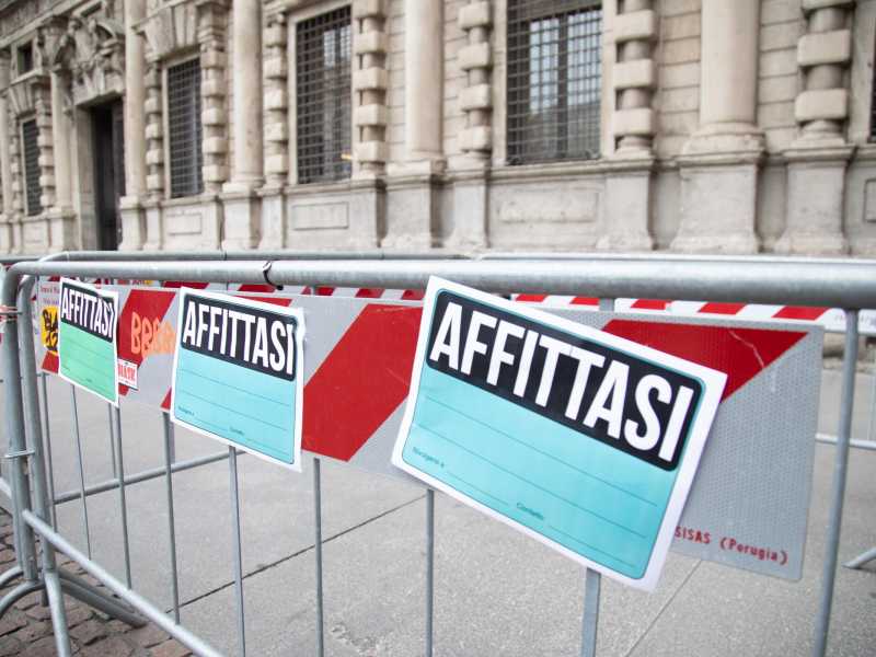 Un presidio degli studenti contro il caro affitti a Milano (Lapresse)