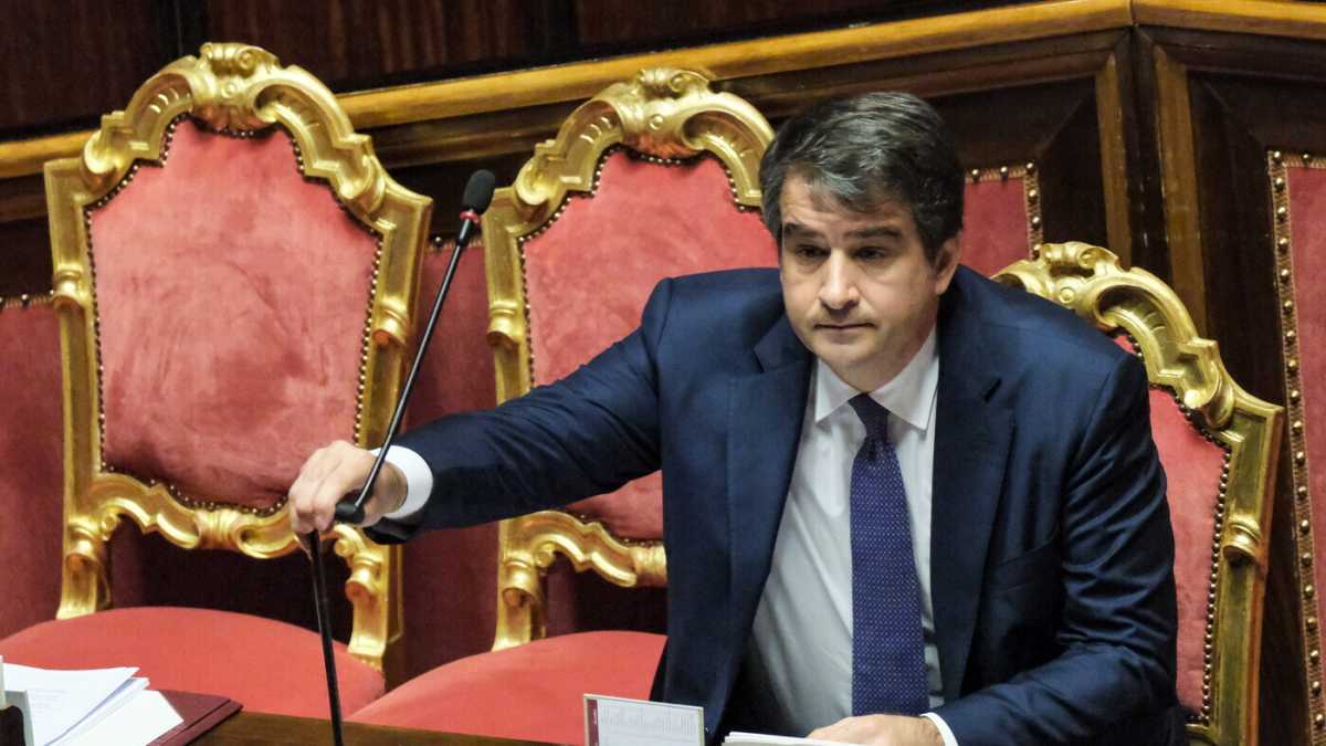 Immagine di Il ministro "Tra-Fitto". Sul Pnrr si difende da solo e parla di "confronto del confronto"