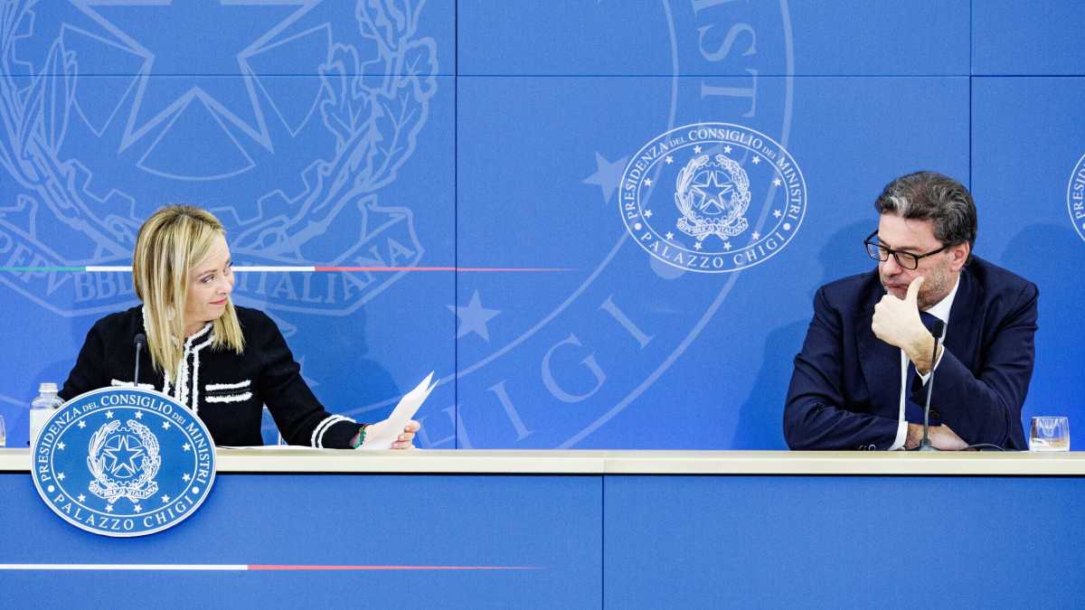 Immagine di Fantasma 2011. Lo spettro del "complotto" agita Meloni e Giorgetti