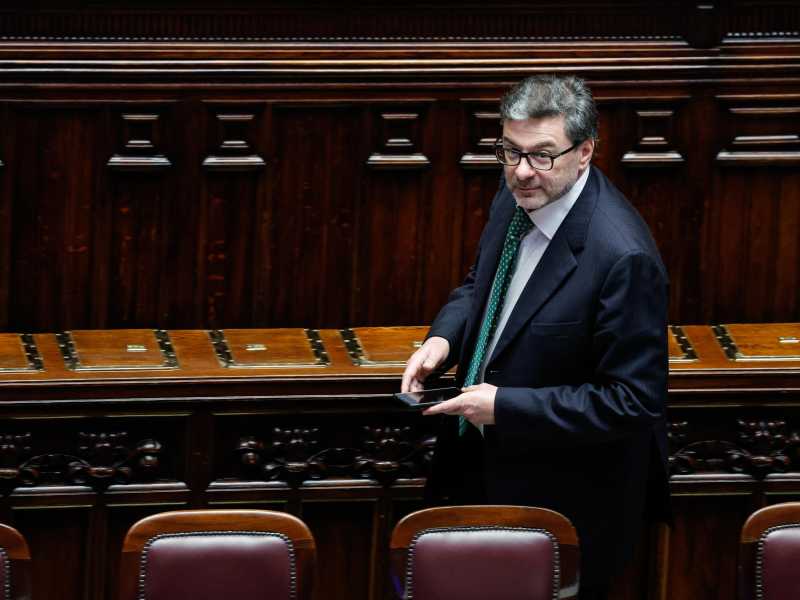Il ministro dell'Economia, Giancarlo Giorgetti, durante la votazione del Def (Ansa)