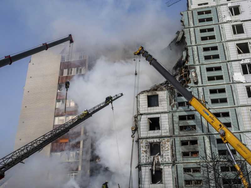 Il palazzo bombardato a Uman (Lapresse)