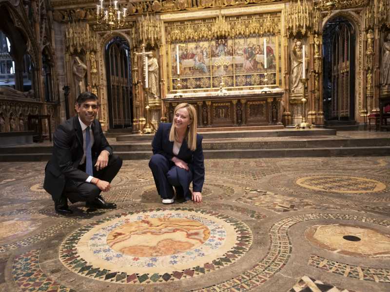 Meloni a Londra contro i tafazzisti: "I mercati sono con noi". Sul Mes tratta