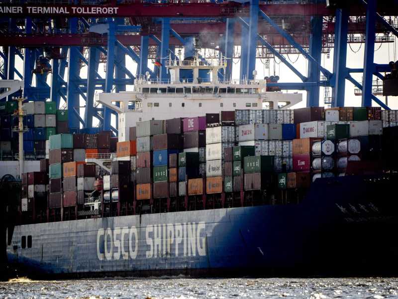 Una nave porta container di Cosco nel porto di Amburgo (Lapresse)