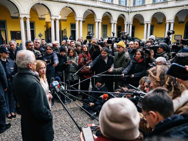 La premier Giorgia Meloni e il ministro Piantedosi davanti ai giornalisti (LaPresse)&nbsp;<br />