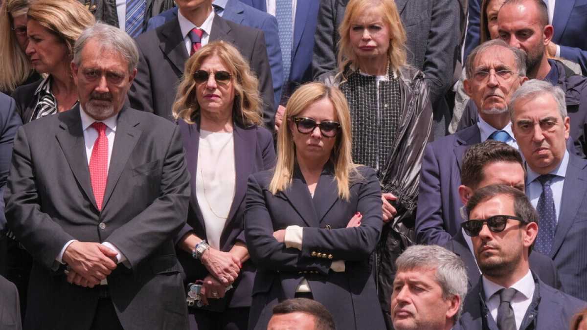 Immagine di Augello trasforma il suo stesso funerale in un atto politico, con Bettini e Meloni