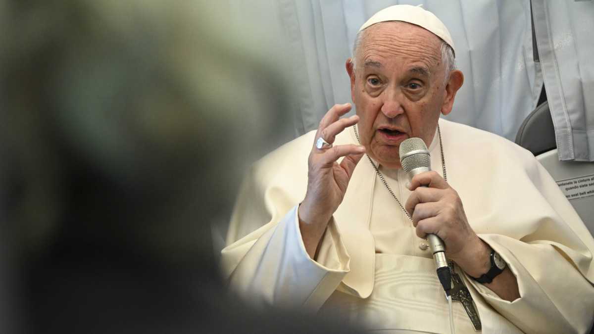 Immagine di Il Papa in aereo annuncia una missione per la pace. Risultato? Si arrabbiano tutti