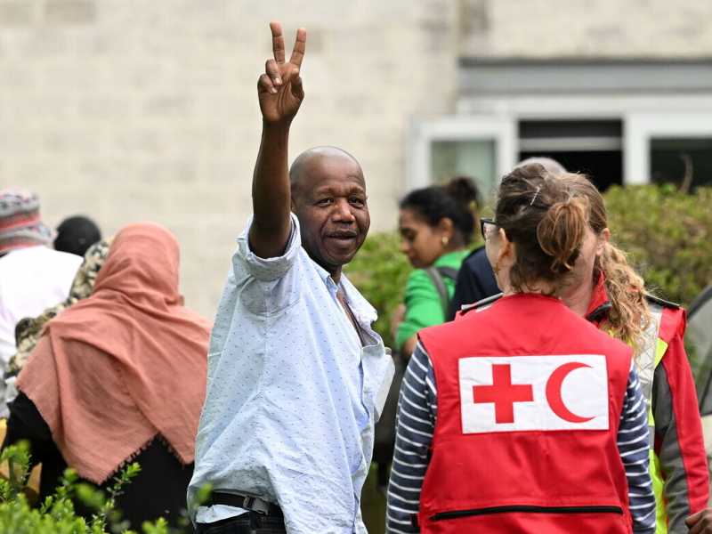 Gli sfollati dal Sudan arrivano all'aeroporto di Stansted, nel Regno Unito (Foto di Leon Neal/Getty Images)&nbsp;<br />