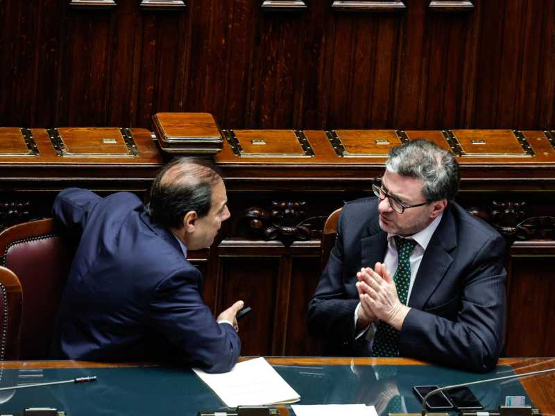 Maurizio Leo assieme a Giancarlo Giorgetti (Ansa)