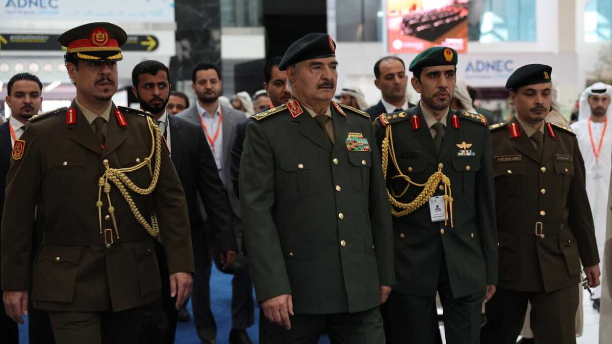 Immagine di Haftar promette a Meloni di fermare i migranti, ma è un bluff