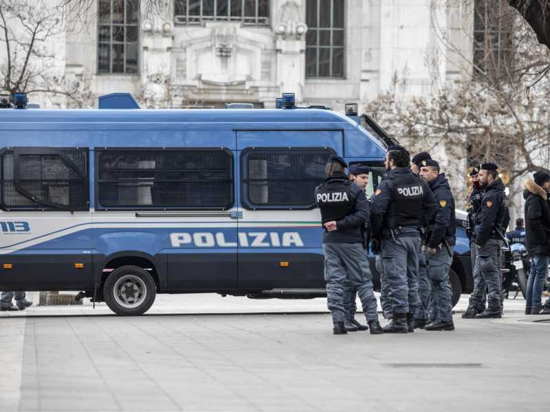Controlli della Polizia nei pressi della Stazione Centrale, a Milano (Lapresse)
