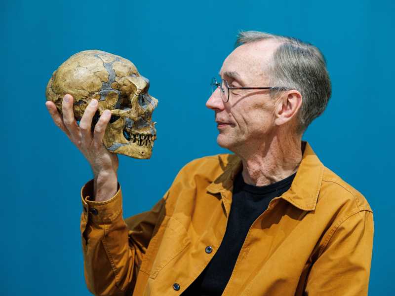 <span style="color: rgb(8, 8, 8); font-family: Lato, sans-serif; font-size: 14px;">Il biologo Svante Paabo con uno scheletro di Neanderthal (Jens Schlueter / Getty Images)</span>