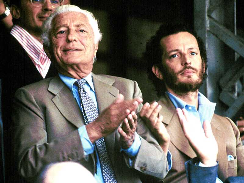 Gianni Agnelli con il figlio Edoardo, in una foto d'archivio (Ansa)