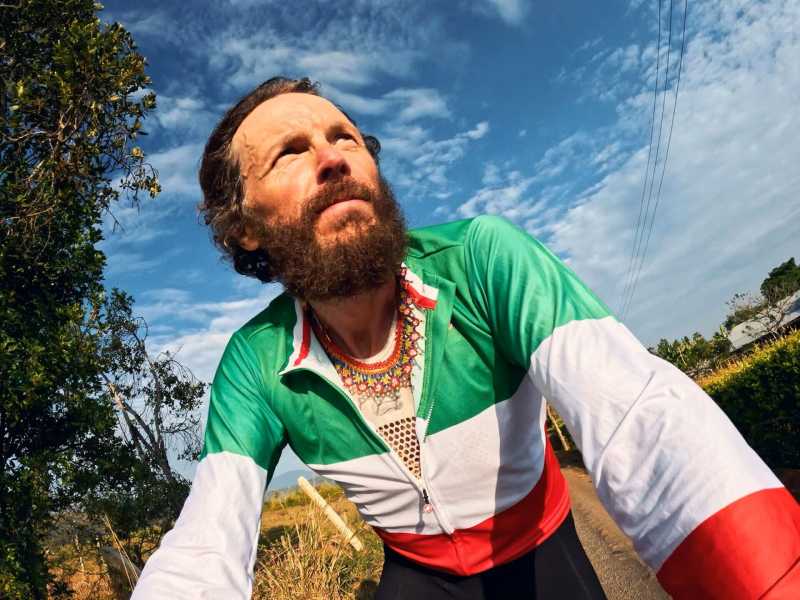 Inizia il Giro d'Italia, ma è il ciclodocufilm di Jovanotti il vero spot per la bici