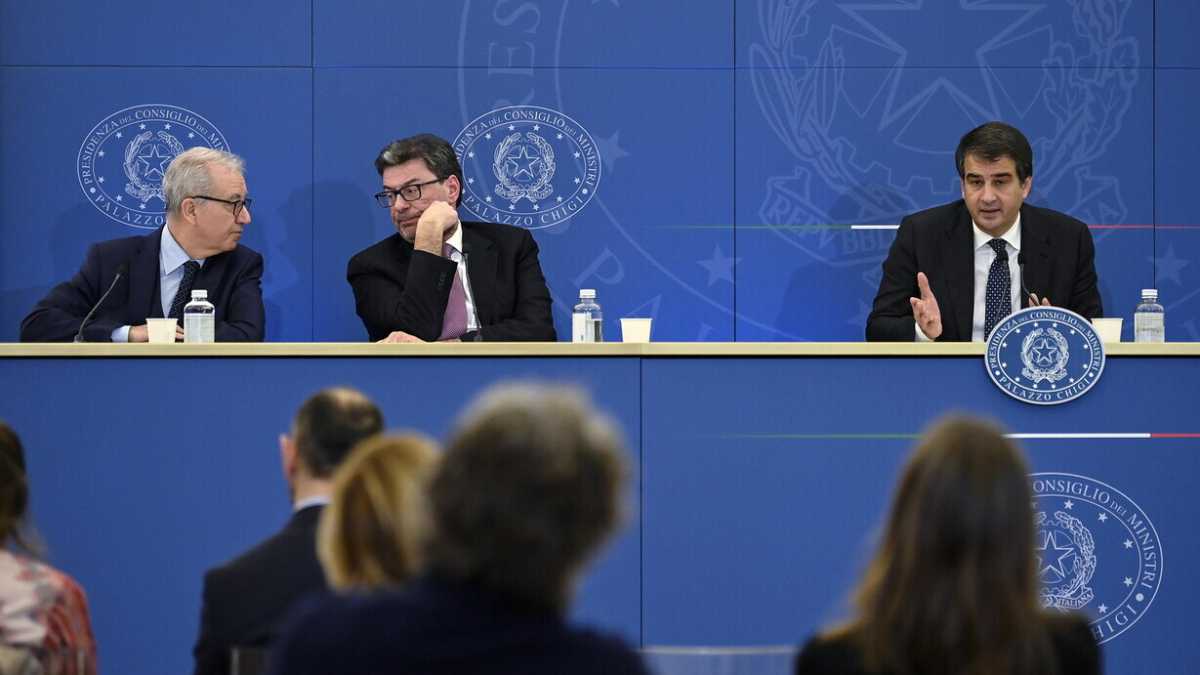 Immagine di Guardia di Finanza, scontro Giorgetti-Mantovano. Meloni cede al rinvio pur di incassare la Rai