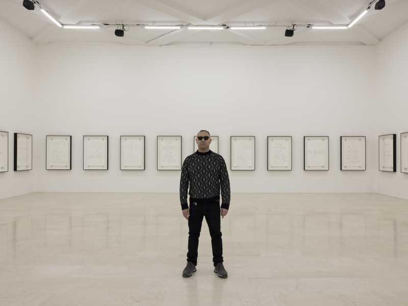 Ritratto di Marcello Maloberti. Martellate, Triennale Milano (Fotografia di Andrea Rossetti)&nbsp;<br />