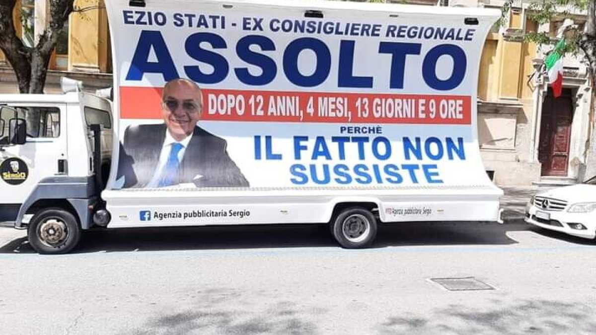 Immagine di Assolto dopo 12 anni, affitta una vela per far sapere la sua innocenza