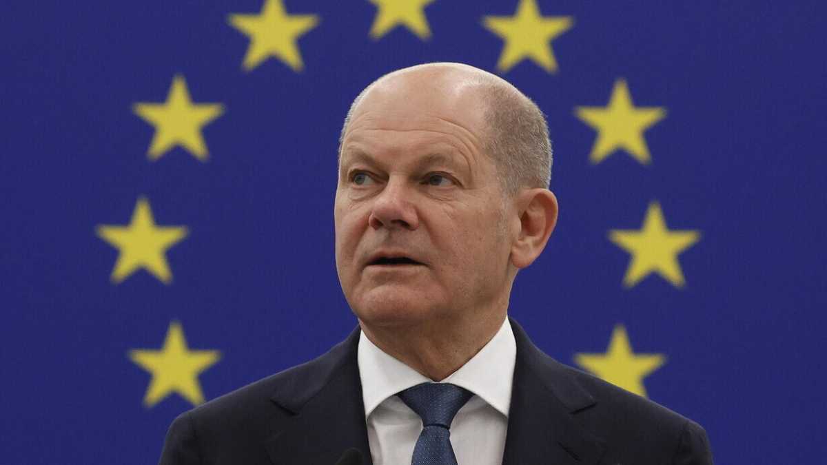 Immagine di Scholz al Parlamento europeo porta un'alternativa a Macron