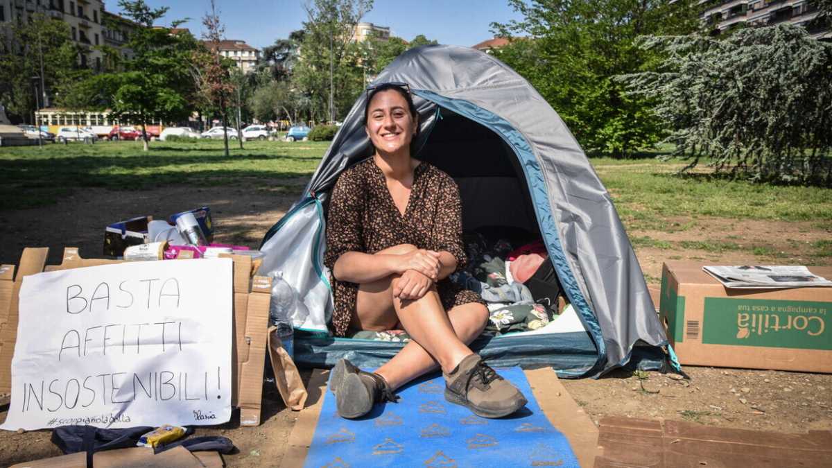 Immagine di L’icona della universitaria in tenda e qualche verità sui “diritti” e lo student housing