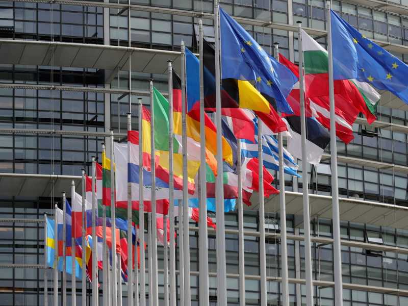 <span style="color: rgb(8, 8, 8); font-family: Lato, sans-serif; font-size: 14px;">Le bandiere davanti al Parlamento Ue (Christopher Furlong / Getty Images)</span>