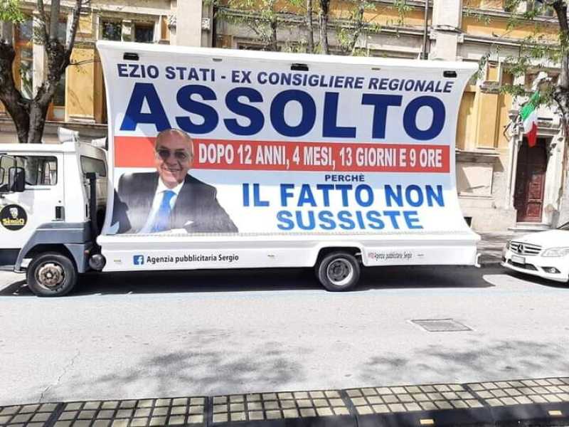Assolto dopo 12 anni, affitta una vela per far sapere la sua innocenza