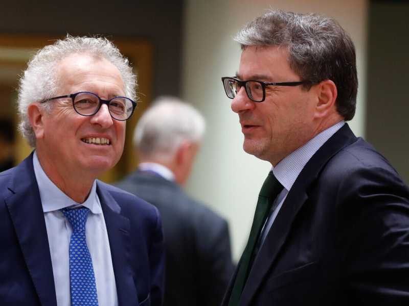 Il ministro dell'Economia, Giarcarlo Giorgetti, con il presidente del Mes, Pierre Gramegna (Ansa)