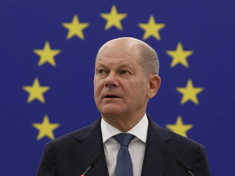 Scholz al Parlamento europeo porta un'alternativa a Macron