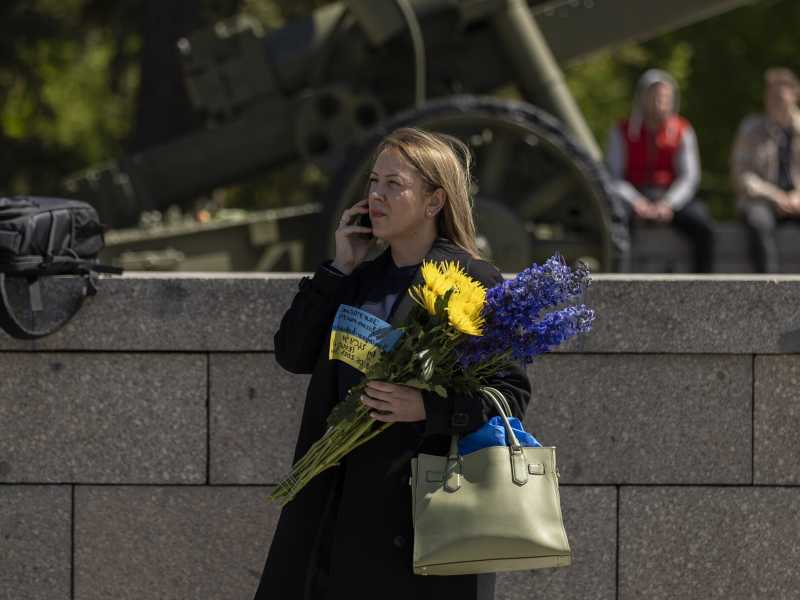 Una donna ucraina che vive a Berlino porta fiori al memoriale del Tiergarten, l'8 maggio 2023 (Foto di Maja Hitij/Getty Images)<br /> <br />