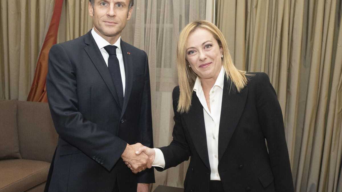 Immagine di Il partito di Macron critica Meloni sui migranti. La premier: "È un problema di consenso interno"