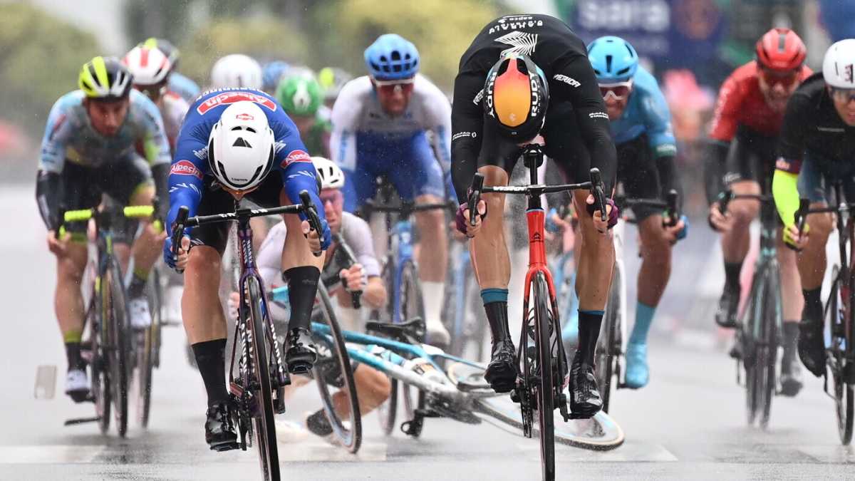 Immagine di Giro d'Italia. Il più veloce a evitare il tuttigiùperterra di Salerno è Kaden Groves