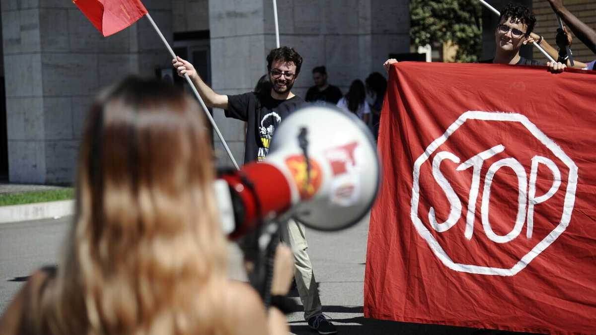 Immagine di Tendoni gonfiati. La retorica del “ci rubano il futuro” e la realtà