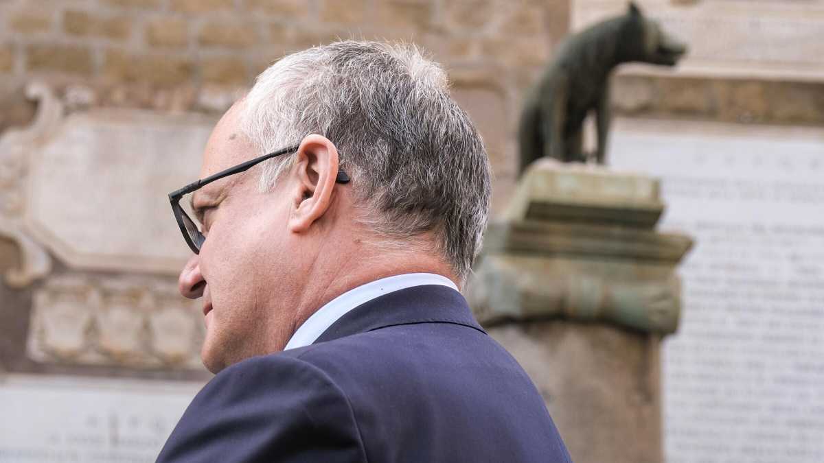 Immagine di Gualtieri alla riscossa su stadio, Ztl, caroaffitti (e contro l’ex sindaca Raggi)